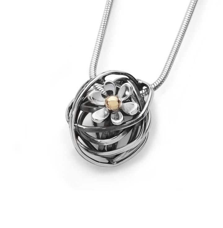 Intertwined Daisy Necklace 
